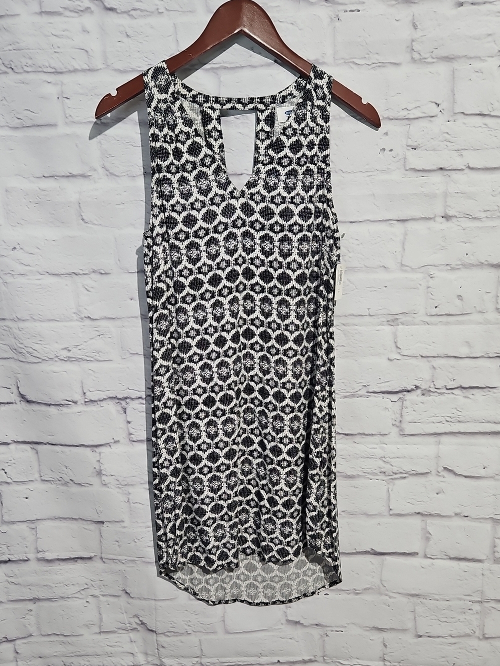Old Navy Black and White Geometric Keyhole Back Shift Dress